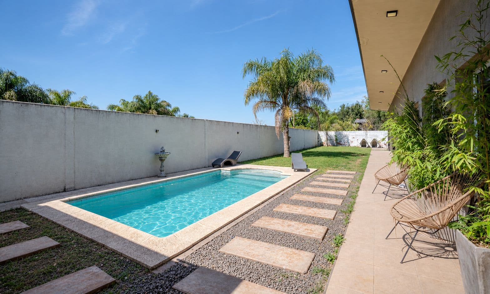 Moderna casa APTA CREDITO con gran patio y piscina